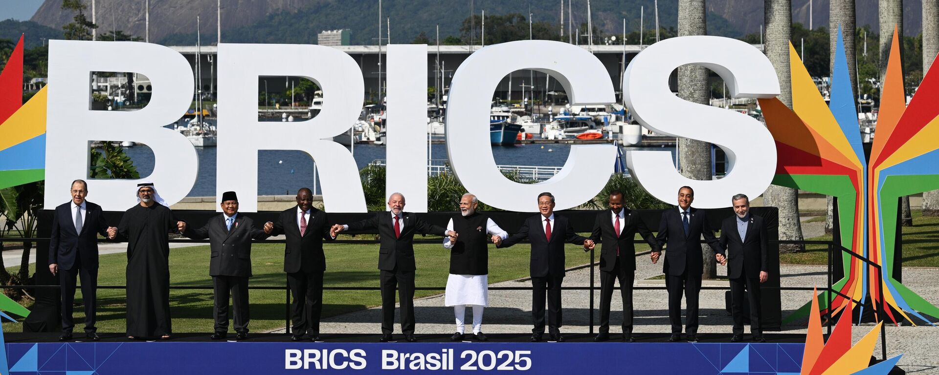 Russian Foreign Minister Sergey Lavrov (left) during a group photo of the participants at the 17th BRICS Summit - Sputnik Việt Nam, 1920, 27.10.2025