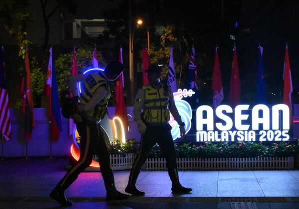 Lực lượng cảnh sát túc trực bên ngoài trung tâm triển lãm ở Kuala Lumpur, nơi diễn ra Hội nghị thượng đỉnh ASEAN lần thứ 47 - Sputnik Việt Nam