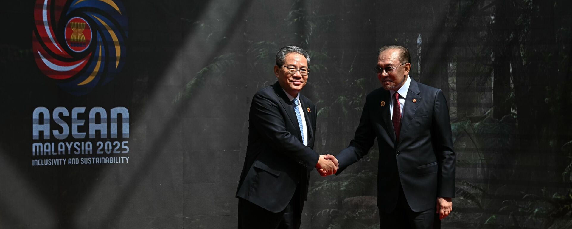 Thủ tướng Trung Quốc Lý Cường tại Hội nghị thượng đỉnh ASEAN lần thứ 47 ở Malaysia Thủ tướng Trung Quốc Lý Cường tại Hội nghị thượng đỉnh ASEAN lần thứ 47 ở Malaysia - Sputnik Việt Nam, 1920, 20.11.2025