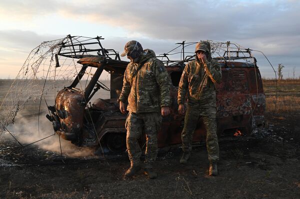 Các binh sĩ đang kiểm tra chiếc xe được trang bị lưới chắn bảo vệ chống UAV trong đợt thử nghiệm trên thao trường ở tỉnh Rostov. - Sputnik Việt Nam