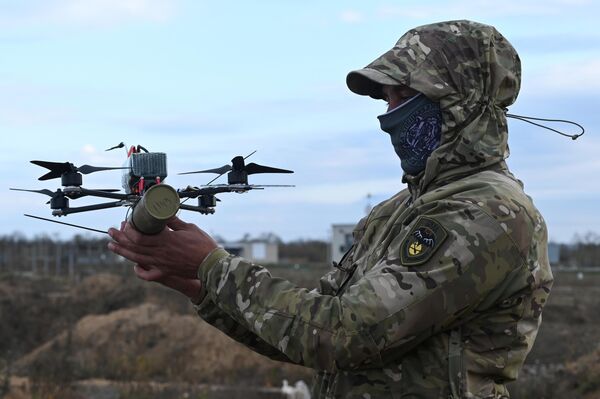 Một binh sĩ đang chuẩn bị drone để thử nghiệm các biện pháp phòng thủ chống UAVtrên thao trường ở tỉnh Rostov - Sputnik Việt Nam