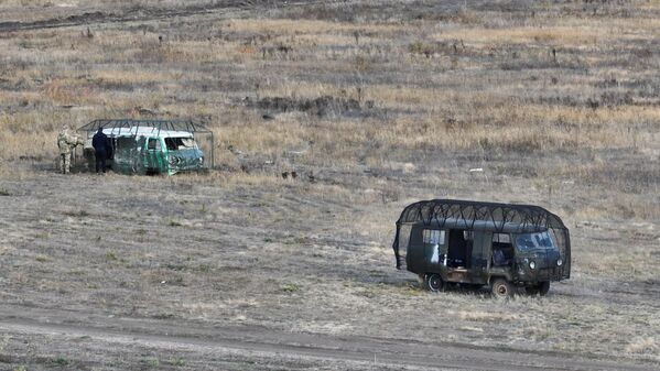 Những chiếc xe được lắp đặt hệ thống lưới sắt bảo vệ (hình vỉ nướng) để chống lại các cuộc tấn công bằng UAV trong đợt thử nghiệm trên thao trường ở tỉnh Rostov - Sputnik Việt Nam