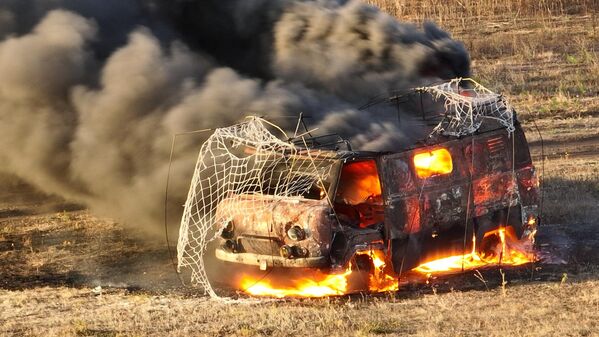 Chiếc xe được trang bị lưới chắn bảo vệ chống UAV trong quá trình thử nghiệm trên thao trường ở tỉnh Rostov - Sputnik Việt Nam