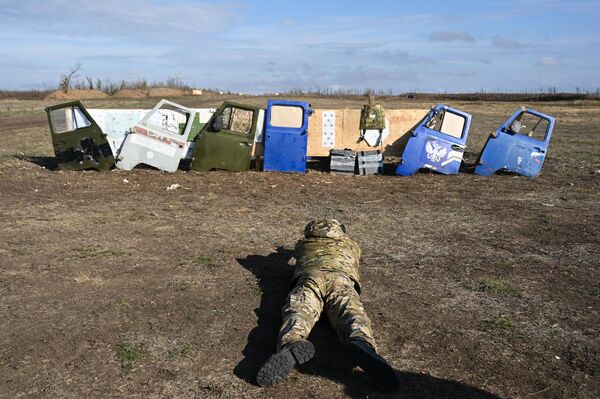 Binh sĩ trong quá trình thử nghiệm các thiết bị bảo vệ chống lại các cuộc tấn công bằng UAV trên thao trường ở tỉnh Rostov - Sputnik Việt Nam