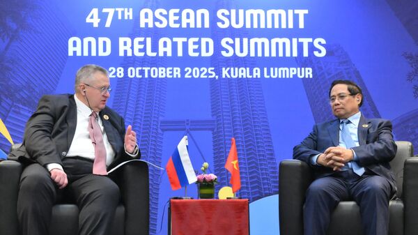 Phó Thủ tướng Liên bang Nga Alexey Overchuk và Thủ tướng Việt Nam Phạm Minh Tĩnh trong cuộc gặp tại Hội nghị thượng đỉnh Hiệp hội các quốc gia Đông Nam Á (ASEAN) lần thứ 47 tại Kuala Lumpur. - Sputnik Việt Nam
