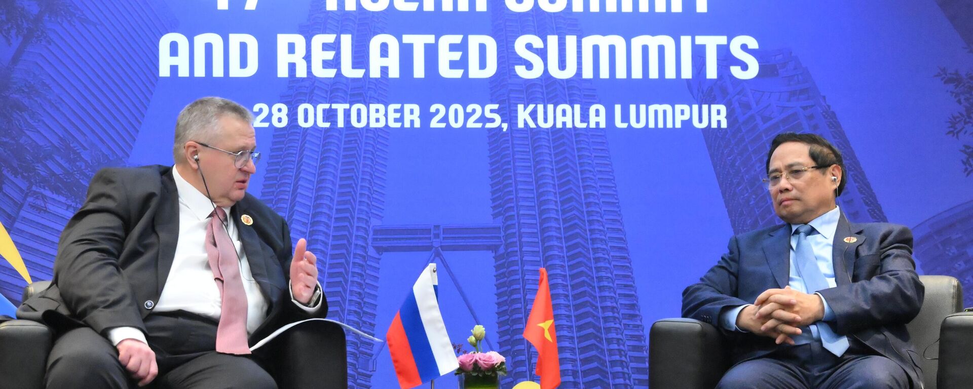 Phó Thủ tướng Liên bang Nga Alexey Overchuk và Thủ tướng Việt Nam Phạm Minh Tĩnh trong cuộc gặp tại Hội nghị thượng đỉnh Hiệp hội các quốc gia Đông Nam Á (ASEAN) lần thứ 47 tại Kuala Lumpur. - Sputnik Việt Nam, 1920, 27.10.2025