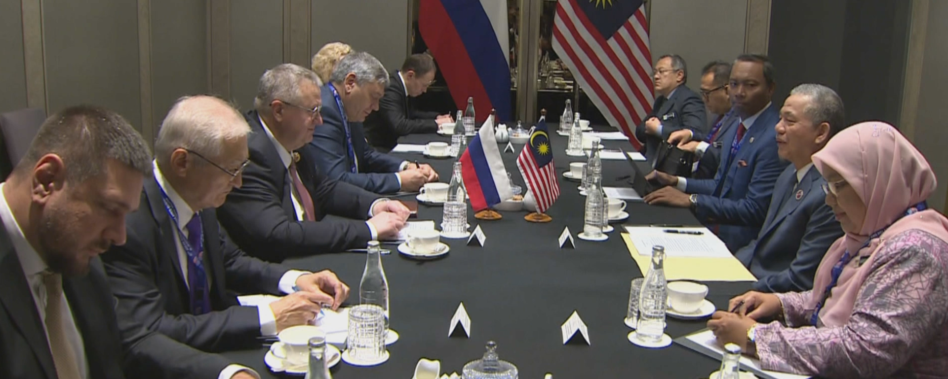 Phó Thủ tướng Nga Alexey Overchuk đã tiến hành cuộc đàm phán với Phó Thủ tướng Malaysia Fadillah Yusof - Sputnik Việt Nam, 1920, 27.10.2025