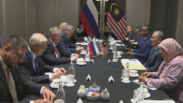 Phó Thủ tướng Nga Alexey Overchuk đã tiến hành cuộc đàm phán với Phó Thủ tướng Malaysia Fadillah Yusof - Sputnik Việt Nam