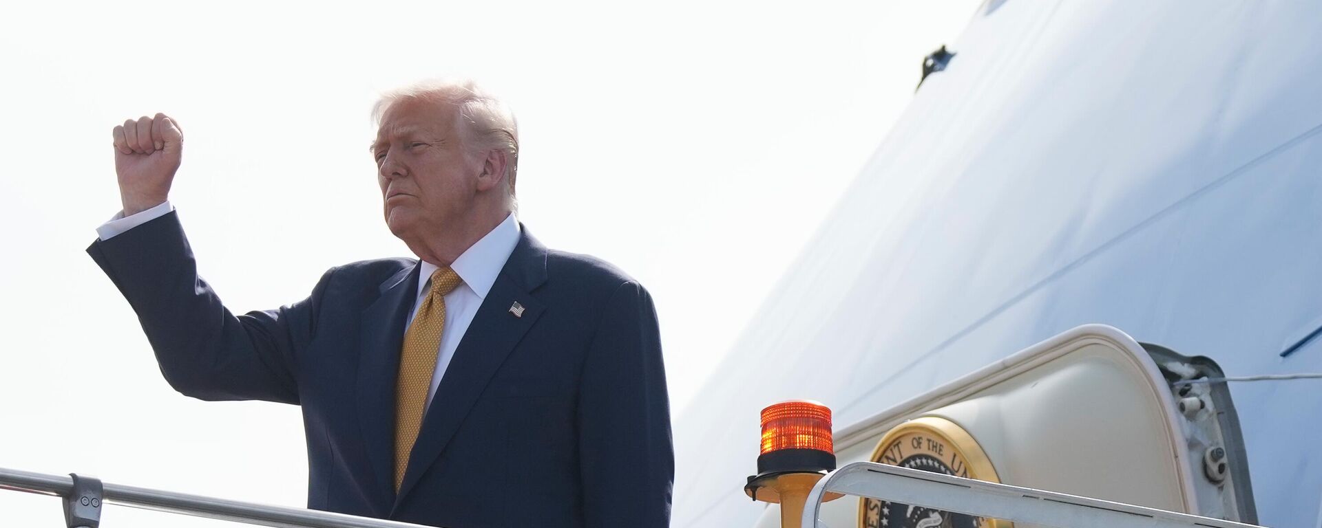 Tổng thống Donald Trump chuẩn bị lên chuyên cơ Air Force One tại sân bay quốc tế Kuala Lumpur ở Sepang, Malaysia - Sputnik Việt Nam, 1920, 28.10.2025