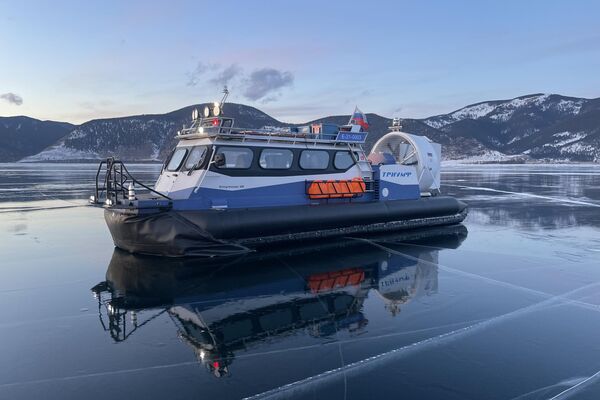 Tàu đệm khí Sputnik 12 trên hồ Baikal đóng băng - Sputnik Việt Nam
