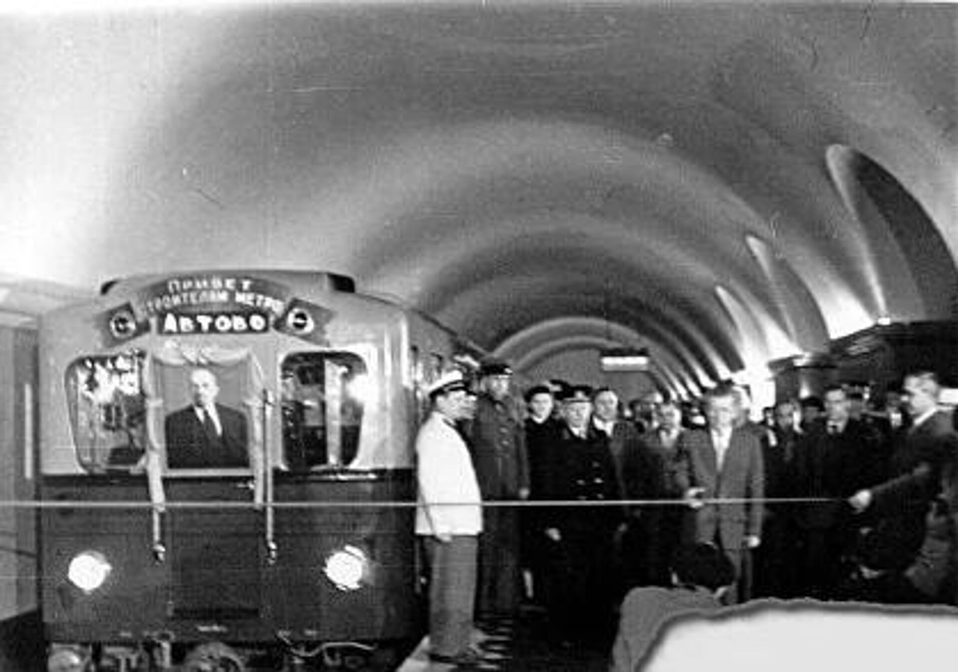 Khai trương cung đường đầu tiên của hệ thống tàu điện ngầm Leningrad vào ngày 15 tháng 11 năm 1955 - Sputnik Việt Nam, 1920, 28.10.2025