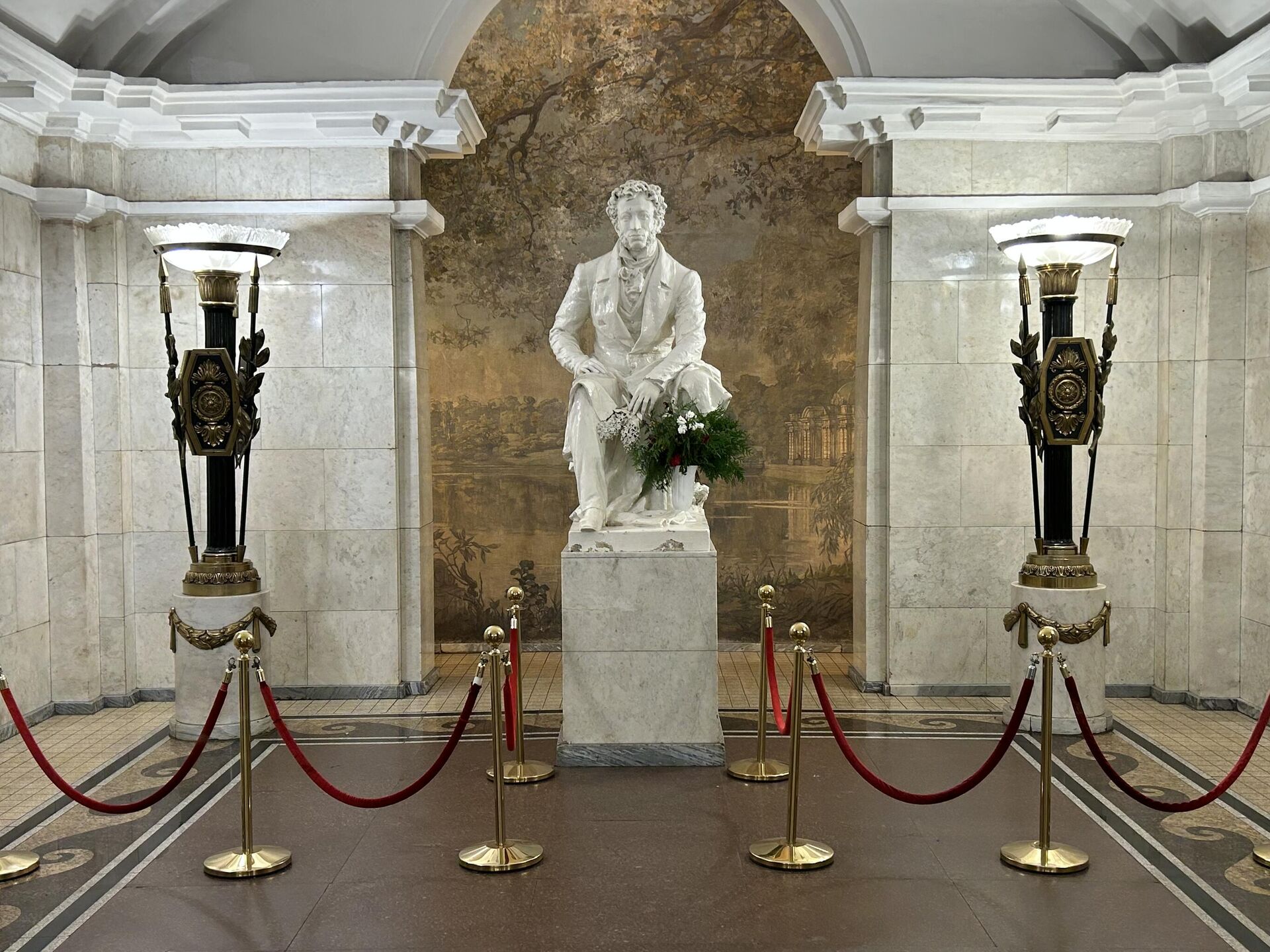 Tượng đại thi hào Nga Alexandr Pushkin tại ga metro cùng tên - Sputnik Việt Nam, 1920, 28.10.2025