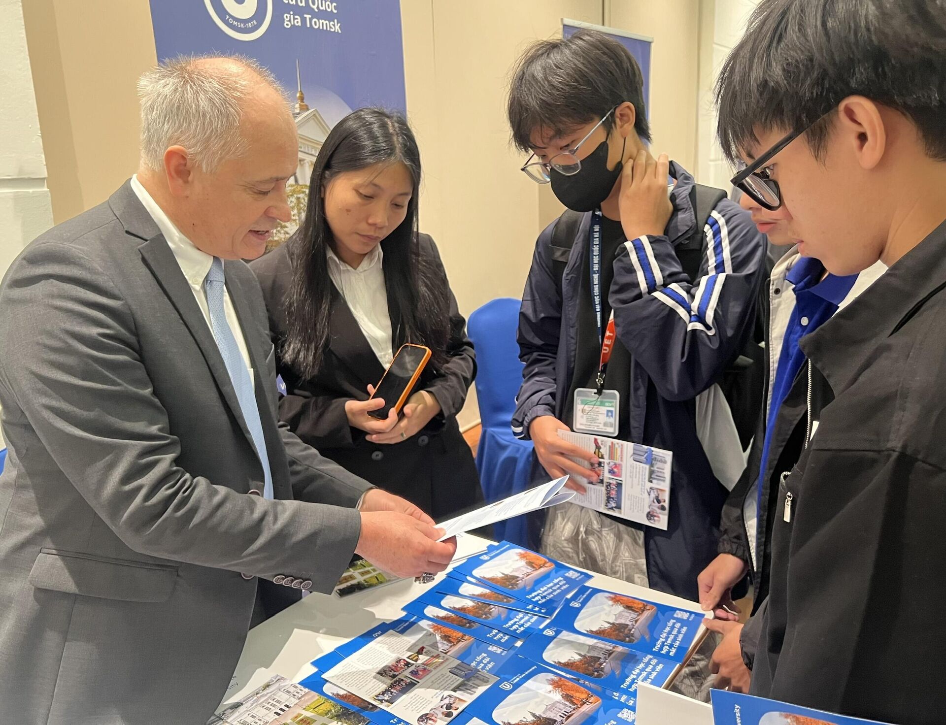 Đông đảo sinh viên Việt Nam quan tâm tới các chương trình học của Nga - Sputnik Việt Nam, 1920, 27.10.2025