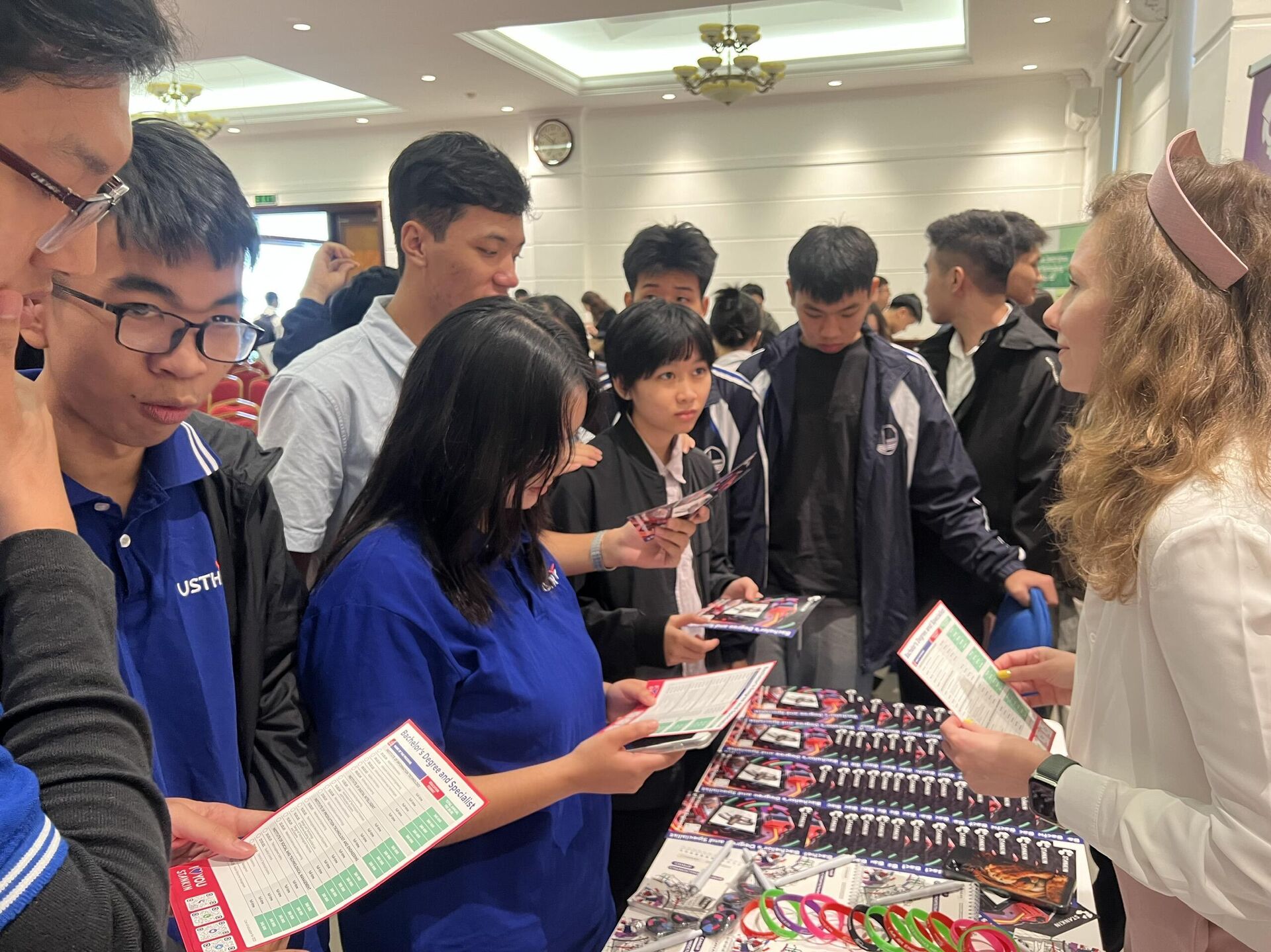 Đông đảo sinh viên Việt Nam quan tâm tới các chương trình học của Nga - Sputnik Việt Nam, 1920, 27.10.2025