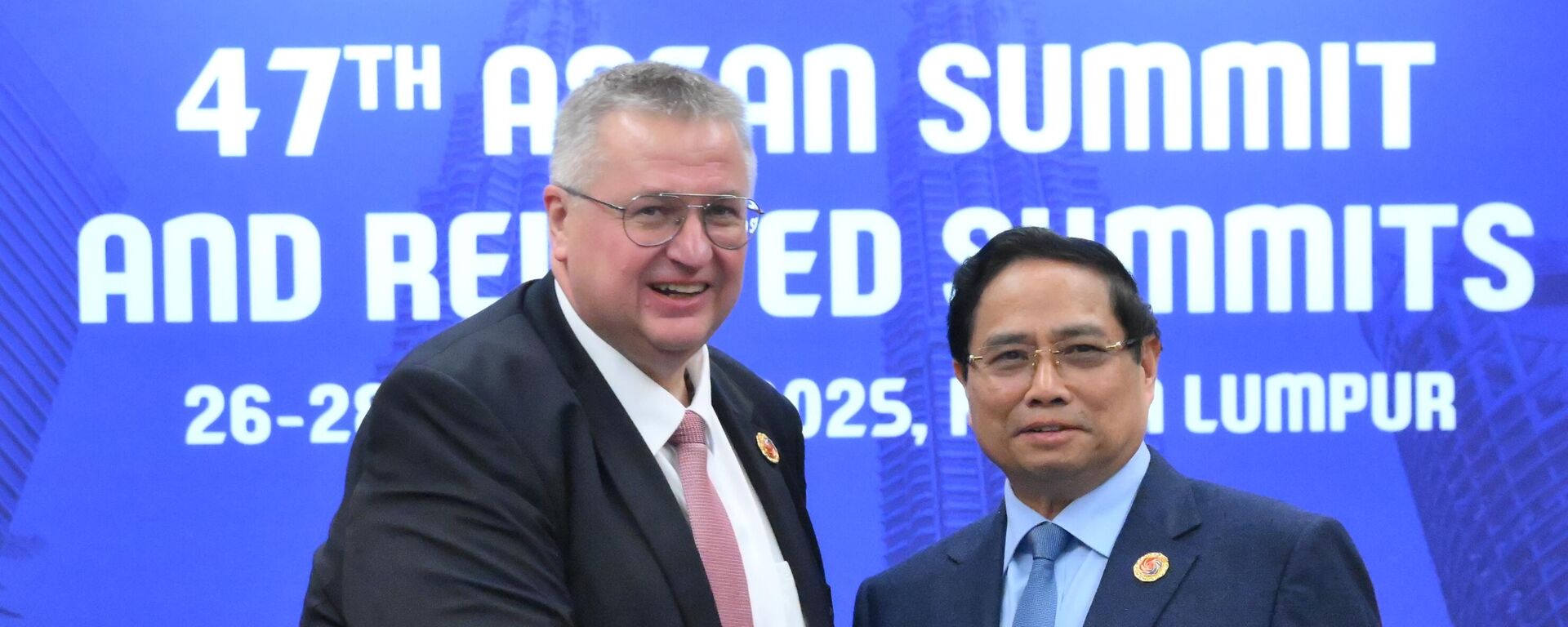 Phó Thủ tướng Liên bang Nga Alexey Overchuk và Thủ tướng Việt Nam Phạm Minh Tĩnh trong cuộc gặp tại Hội nghị thượng đỉnh Hiệp hội các quốc gia Đông Nam Á (ASEAN) lần thứ 47 tại Kuala Lumpur. - Sputnik Việt Nam, 1920, 27.10.2025