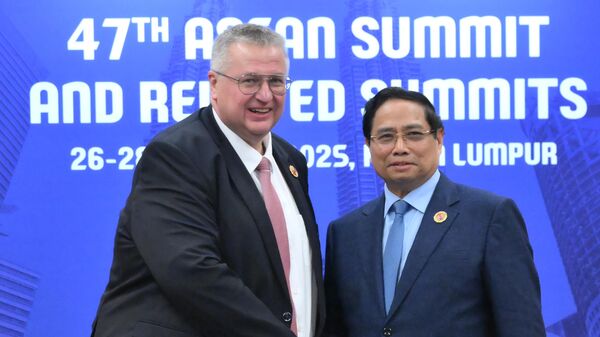 Phó Thủ tướng Liên bang Nga Alexey Overchuk và Thủ tướng Việt Nam Phạm Minh Tĩnh trong cuộc gặp tại Hội nghị thượng đỉnh Hiệp hội các quốc gia Đông Nam Á (ASEAN) lần thứ 47 tại Kuala Lumpur. - Sputnik Việt Nam