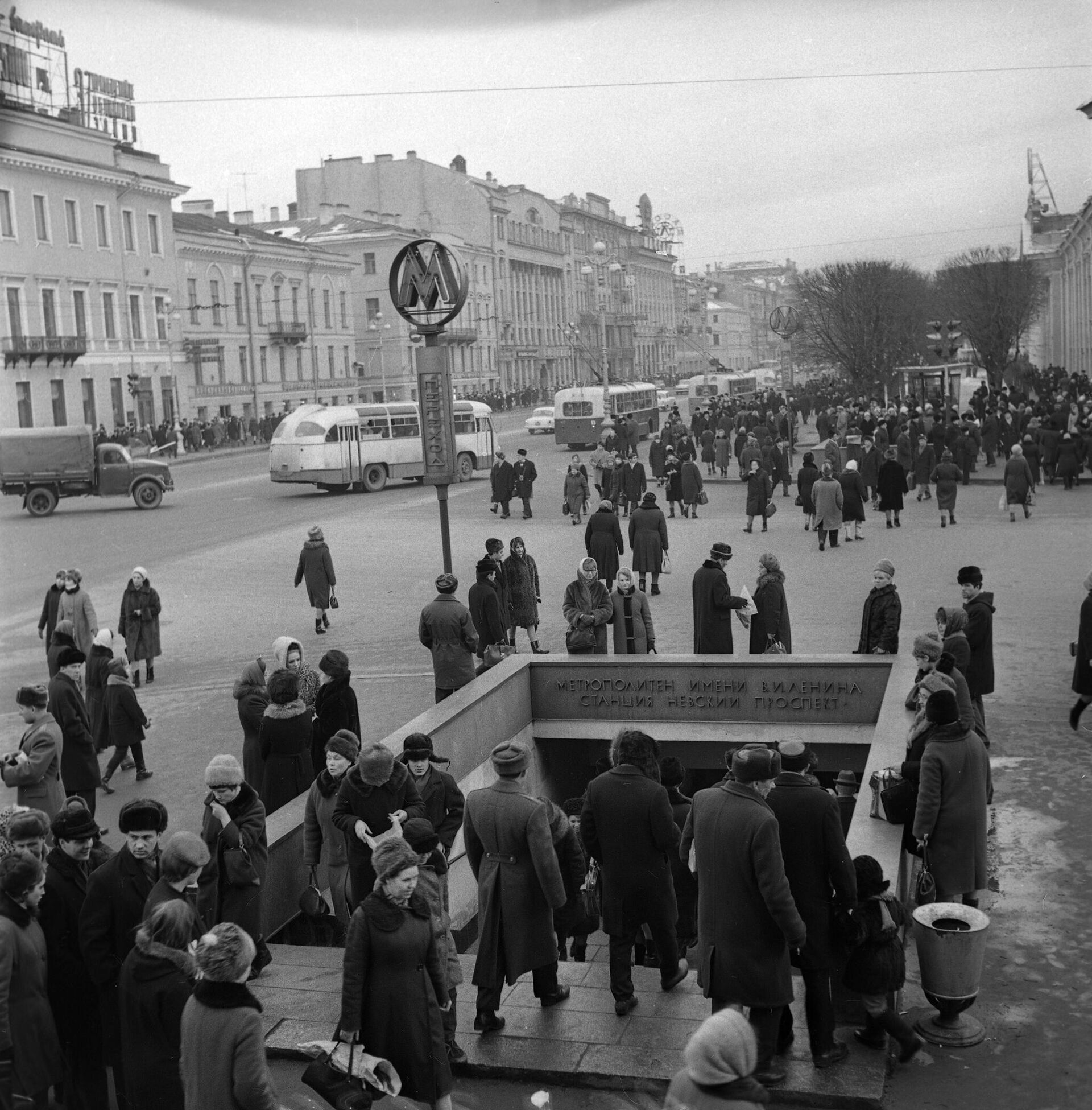 Đại lộ Nevsky, đường phố trung tâm của Leningrad. Lối vào ga metro «Nevsky Prospekt» - Sputnik Việt Nam, 1920, 28.10.2025