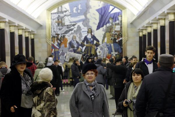 Hành khách tại tiền sảnh của ga metro «Admiralteyskaya», khai trương tại Saint-Peterburg - Sputnik Việt Nam