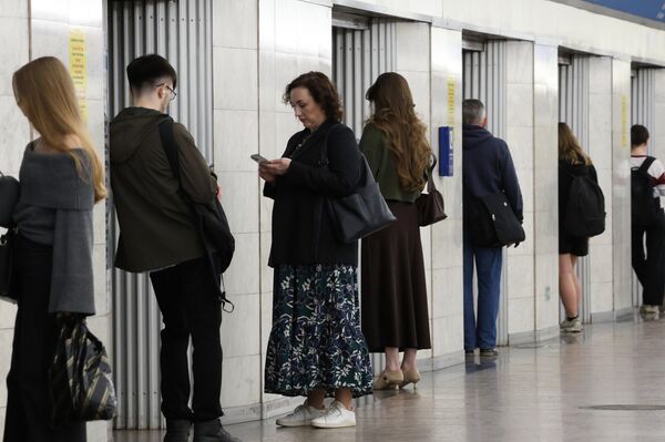 Hành khách tại ga metro «Công viên Chiến thắng» ở Saint-Peterburg - Sputnik Việt Nam