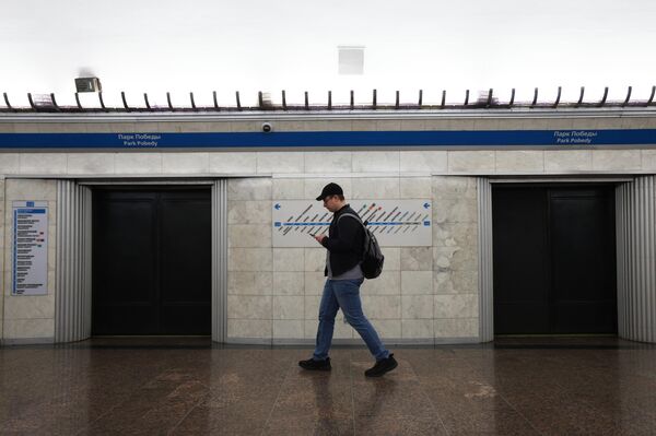 Hành khách tại ga metro «Công viên Chiến thắng» ở Saint-Peterburg - Sputnik Việt Nam