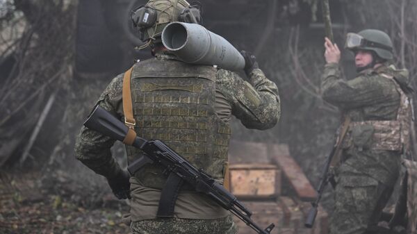 Công tác chiến đấu của kíp xe pháo 2S5 Giatsint-S thuộc nhóm Trung tâm của Nga - Sputnik Việt Nam