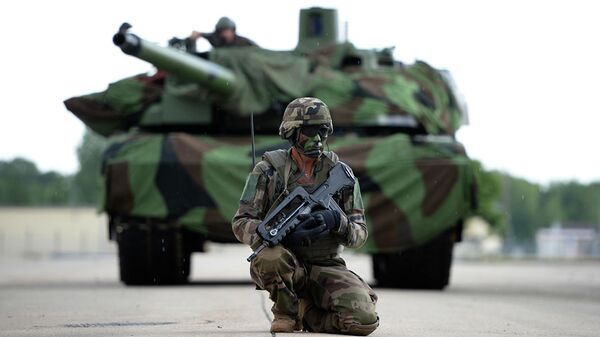 Một người lính quân đội Pháp trước xe tăng Leclerc - Sputnik Việt Nam