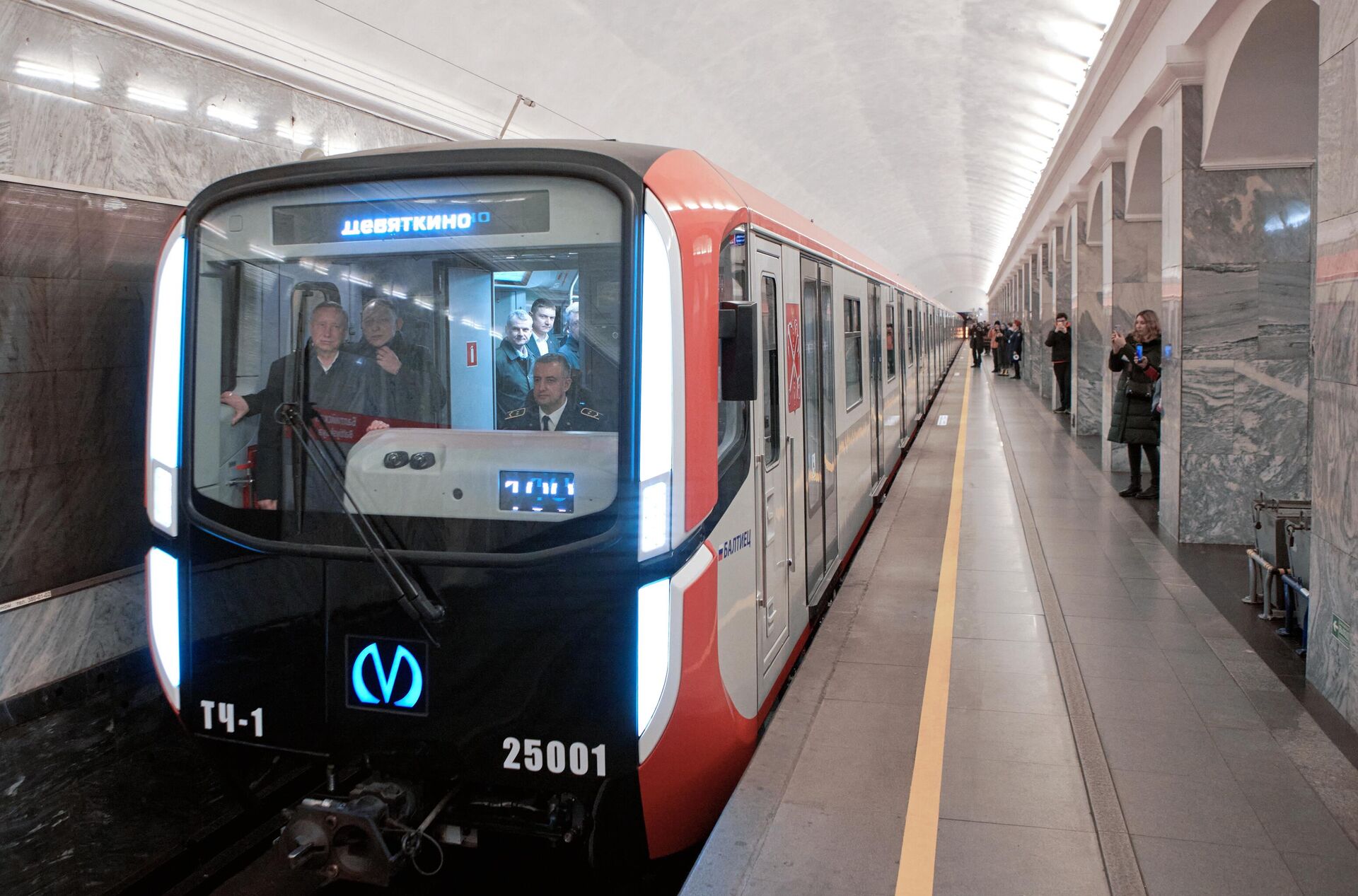 Đoàn tàu đang tiến vào ga «Baltiyskaya» trong hệ thống đường tàu điện ngầm ở Saint-Peterburg. Loại tàu Baltiets kiểu mới đã được đưa vào vận hành trên tuyến metro ở «thủ đô phương Bắc» của nước Nga - Sputnik Việt Nam, 1920, 28.10.2025