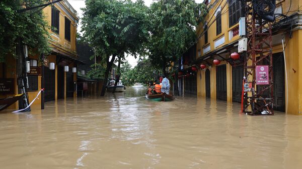 Lực lượng chức năng hỗ trợ du khách di chuyển tới nơi an toàn - Sputnik Việt Nam