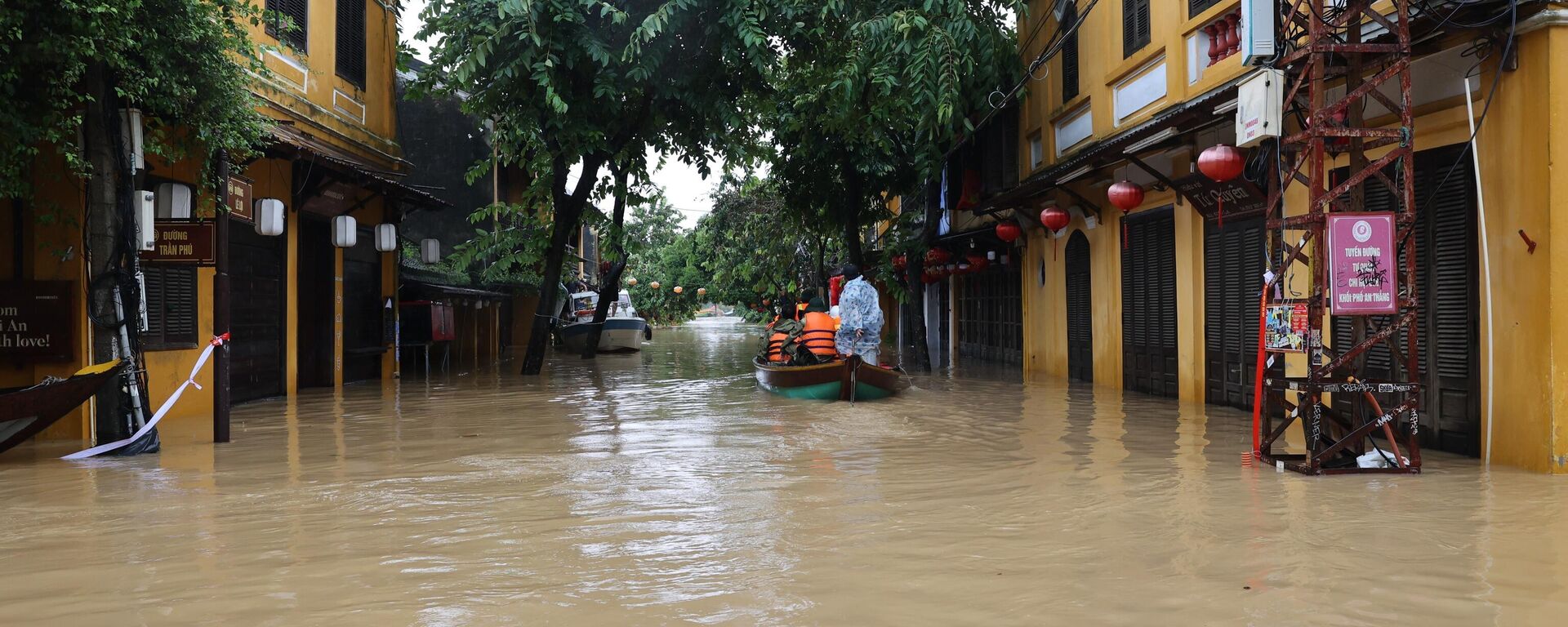 Lực lượng chức năng hỗ trợ du khách di chuyển tới nơi an toàn - Sputnik Việt Nam, 1920, 28.10.2025