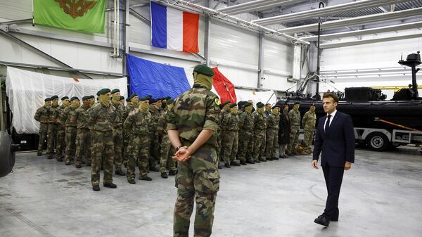 Tổng thống Pháp Emmanuel Macron gặp gỡ binh lính tại Pháp. - Sputnik Việt Nam