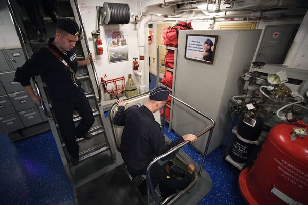 Các binh sĩ Hải quân Nga trên tàu hộ tống - tuần tra&quot;Gromkiy&quot; trong cuộc diễn tập hải quân chung Nga - Trung &quot;Tương tác Hải quân - 2021&quot; trên Biển Nhật Bản - Sputnik Việt Nam