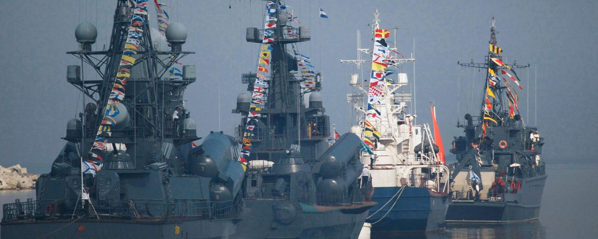 Các tàu chiến thuộc Hạm đội Baltic tham gia diễn tập chuẩn bị cho Lễ duyệt binh Hải quân nhân dịp Ngày thành lập Hải quân tại thành phố Baltiysk - Sputnik Việt Nam, 1920, 02.10.2026