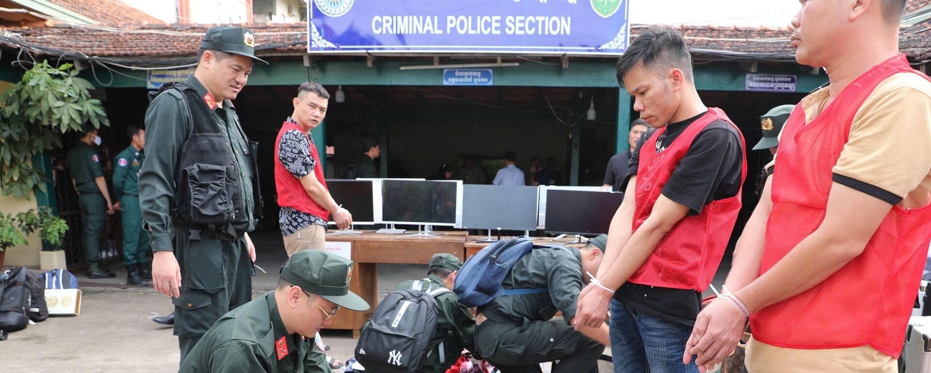 59 đối tượng và tang vật vụ án lừa đảo qua mạng hơn 300 tỷ đồng bị bắt tại Campuchia - Sputnik Việt Nam, 1920, 29.10.2025