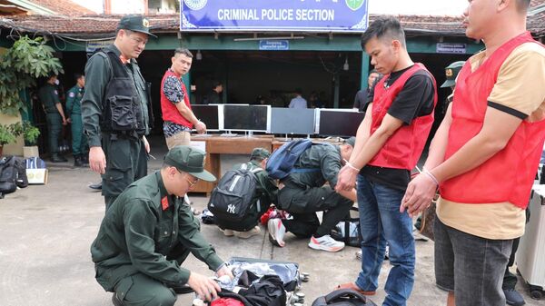 59 đối tượng và tang vật vụ án lừa đảo qua mạng hơn 300 tỷ đồng bị bắt tại Campuchia - Sputnik Việt Nam