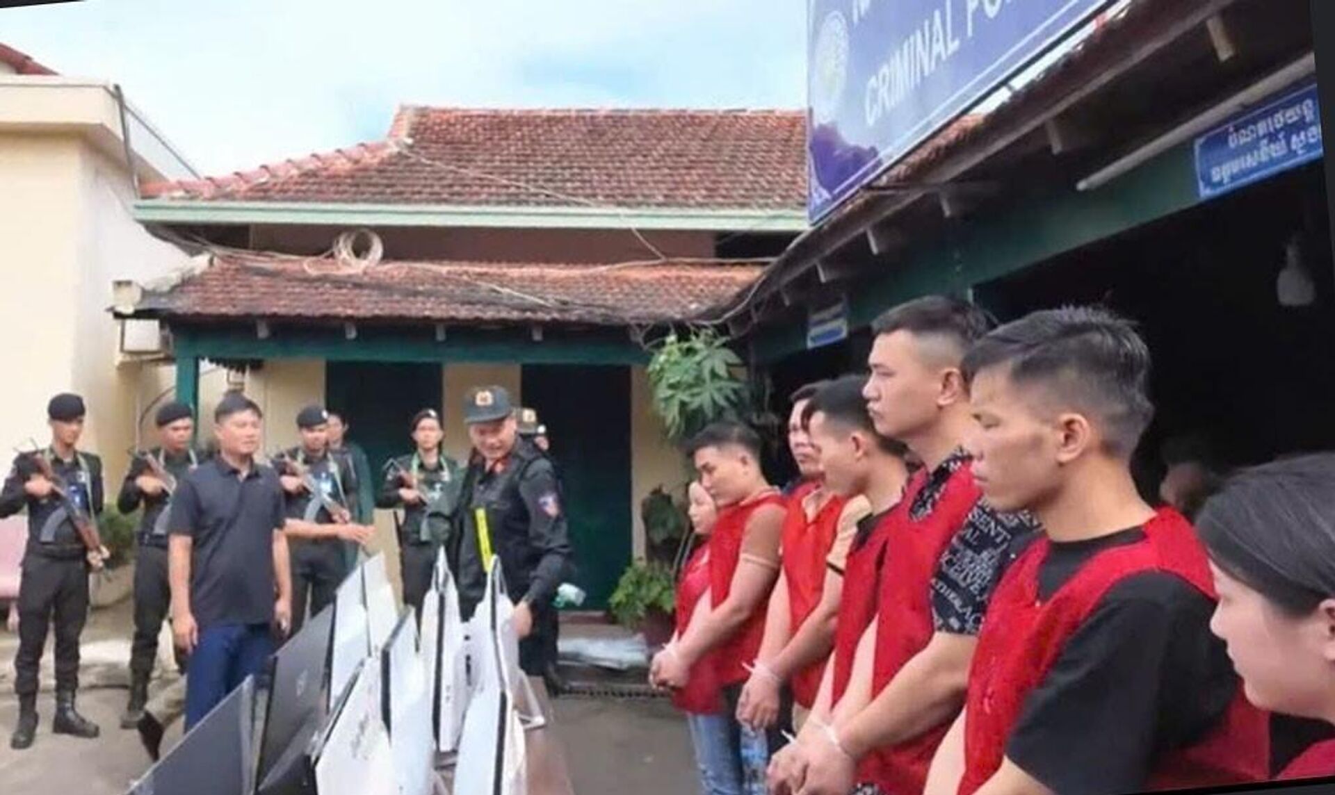 59 đối tượng và tang vật vụ án lừa đảo qua mạng hơn 300 tỷ đồng bị bắt tại Campuchia - Sputnik Việt Nam, 1920, 29.10.2025