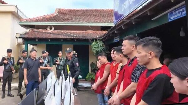 59 đối tượng và tang vật vụ án lừa đảo qua mạng hơn 300 tỷ đồng bị bắt tại Campuchia - Sputnik Việt Nam