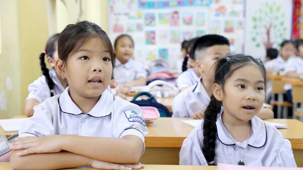 Giờ học tiếng Việt của học sinh Trường Tiểu học Hiến Nam (phường Phố Hiến, tỉnh Hưng Yên) - Sputnik Việt Nam