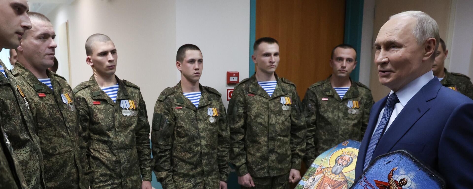 Tổng thống Nga Vladimir Putin đã đến thăm Bệnh viện Quân y Trung ương P.V. Mandryka tại Moskva.  - Sputnik Việt Nam, 1920, 29.10.2025