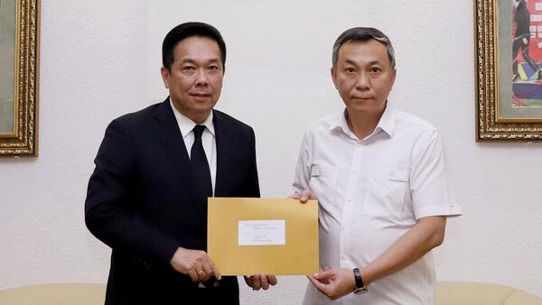 Phó Chủ tịch LĐBĐ Thái Lan chuyển thư xin lỗi của LĐBĐ Thái Lan tới Chủ tịch LĐBĐ Việt Nam Trần Quốc Tuấn - Sputnik Việt Nam