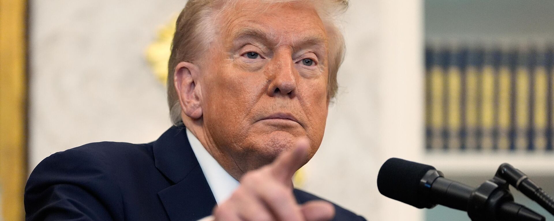President Donald Trump speaks in the Oval Office of the White House, Thursday, Oct. 16, 2025, in Washington - Sputnik Việt Nam, 1920, 30.10.2025