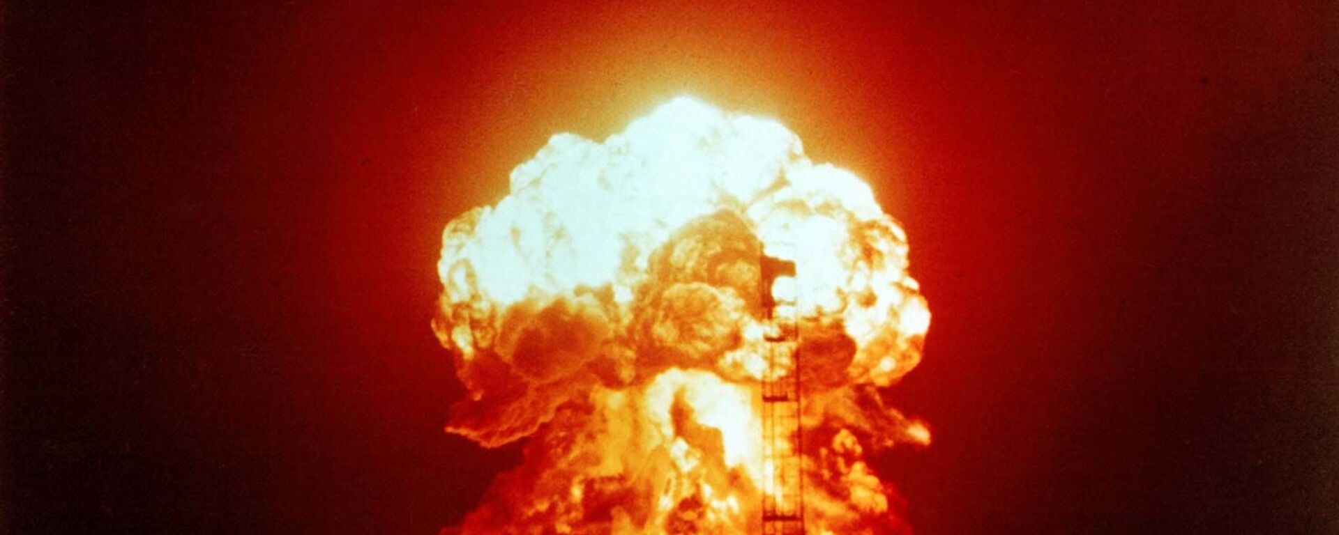 Vụ nổ hạt nhân ở sa mạc Nevada, năm 1953 - Sputnik Việt Nam, 1920, 30.10.2025