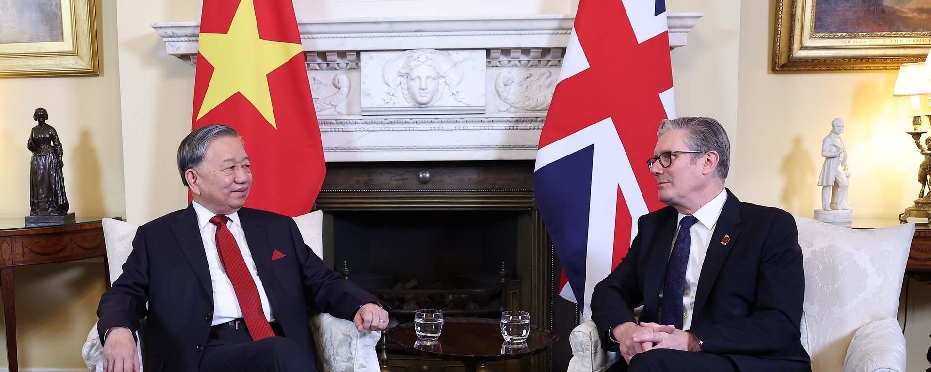 Tổng Bí thư Tô Lâm và Thủ tướng Anh Keir Starmer gặp hẹp - Sputnik Việt Nam, 1920, 30.10.2025