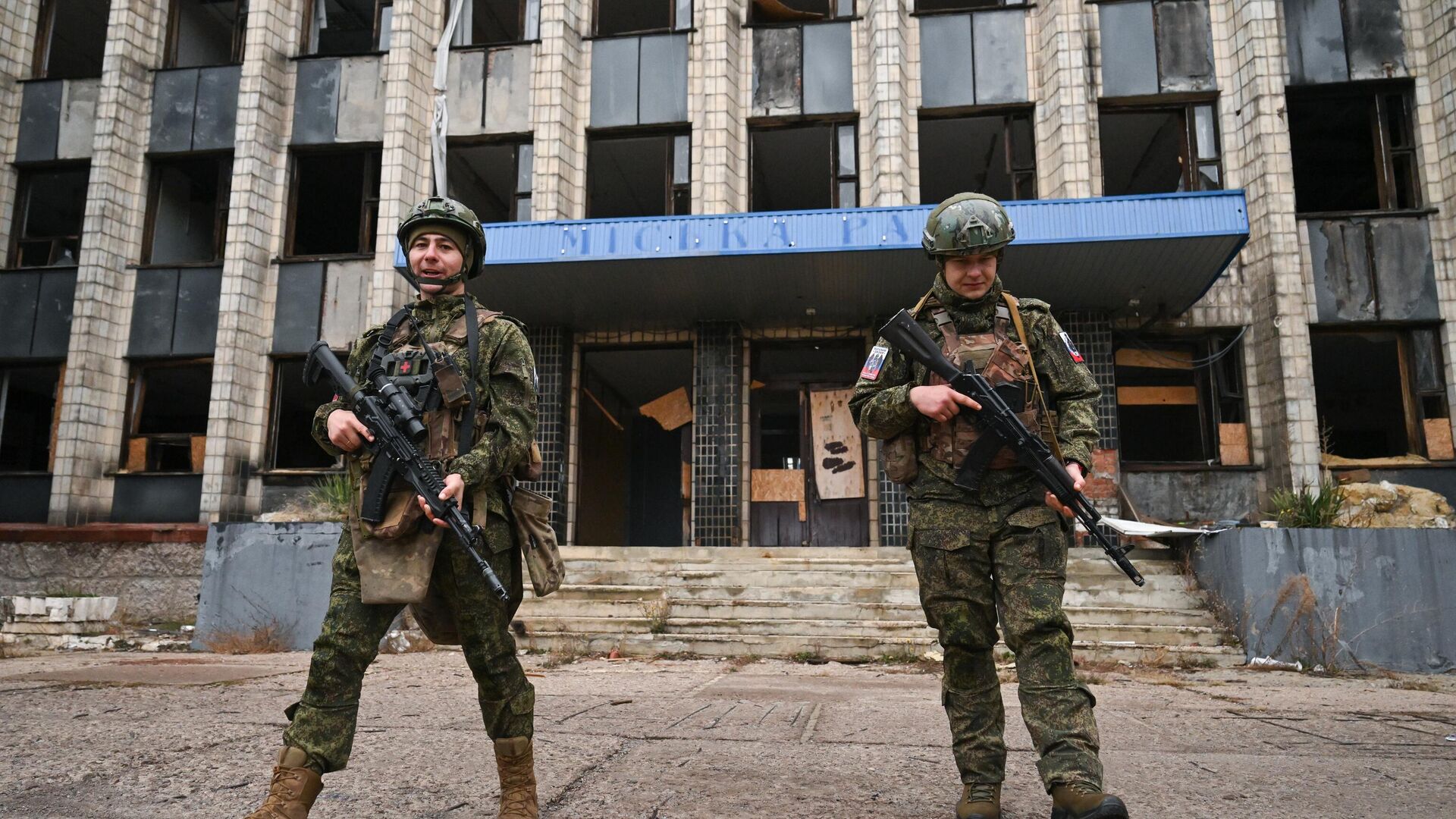 Quân nhân Lực lượng vũ trang Nga tại tòa nhà chính quyền thành phố Selidovo ở Cộng hòa Nhân dân Donetsk Quân nhân Lực lượng vũ trang Nga tại tòa nhà chính quyền thành phố Selidovo ở Cộng hòa Nhân dân Donetsk - Sputnik Việt Nam, 1920, 30.10.2025
