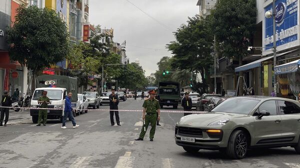 Cảnh sát trật tự bảo vệ từ phía xa - Sputnik Việt Nam