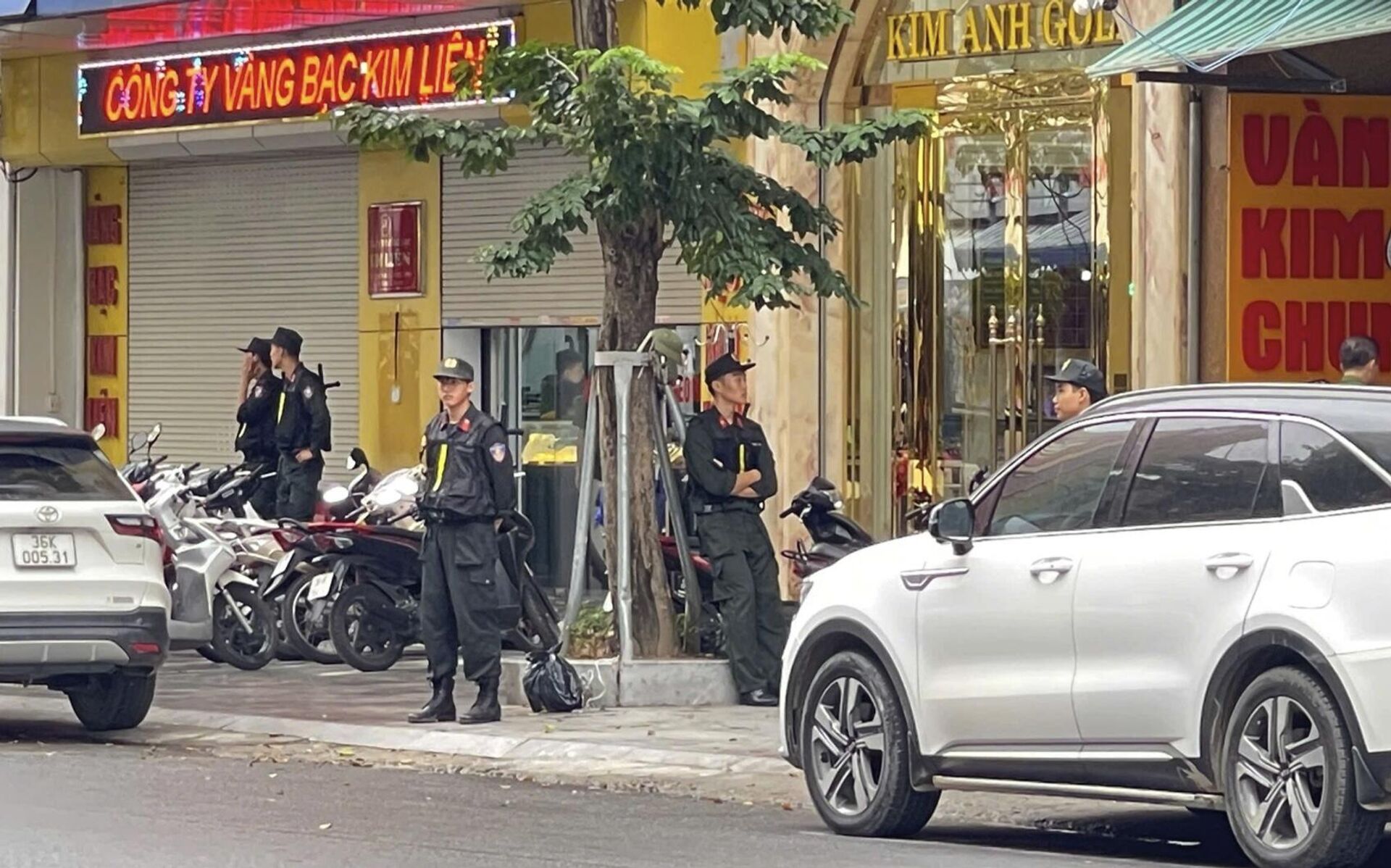 Cảnh sát cơ động đứng bên ngoài một hiệu vàng trên phố Lê Hoàn - Sputnik Việt Nam, 1920, 31.10.2025