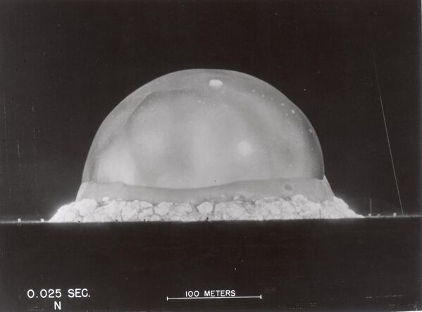 Hình ảnh đánh dấu &quot;0,025 giây&quot; của cuộc thử nghiệm hạt nhân đầu tiên với mật danh &quot;Trinity&quot;, được thực hiện bởi Phòng Thí nghiệm Quốc gia Los Alamos ở Alamogordo, New Mexico, khoảng năm 1945. - Sputnik Việt Nam