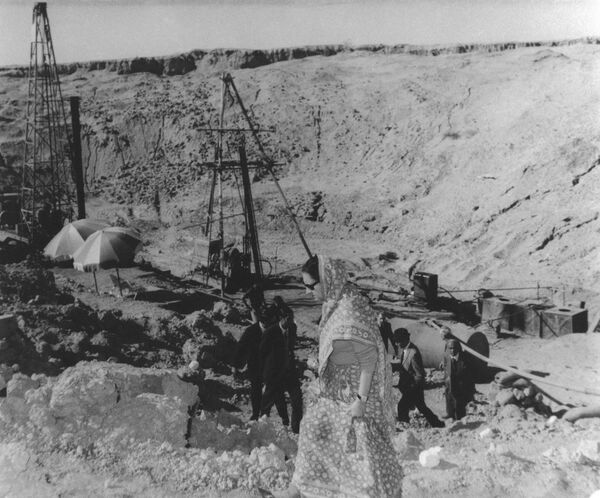 Thủ tướng Ấn Độ Indira Gandhi thăm bãi thử nghiệm Pokhran ở Rajasthan, Ấn Độ, ngày 12 tháng 12 năm 1974. Vào ngày 18 tháng 5 năm 1974, cuộc thử nghiệm hạt nhân đầu tiên của Ấn Độ với mật danh &quot;Đức Phật Mỉm cười&quot; đã diễn ra tại đây - Sputnik Việt Nam