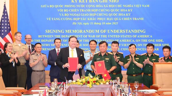Thượng tướng Hoàng Xuân Chiến, Thứ trưởng Bộ Quốc phòng và Đại sứ Hoa Kỳ tại Việt Nam Marc Knapper ký kết Bản ghi nhớ - Sputnik Việt Nam