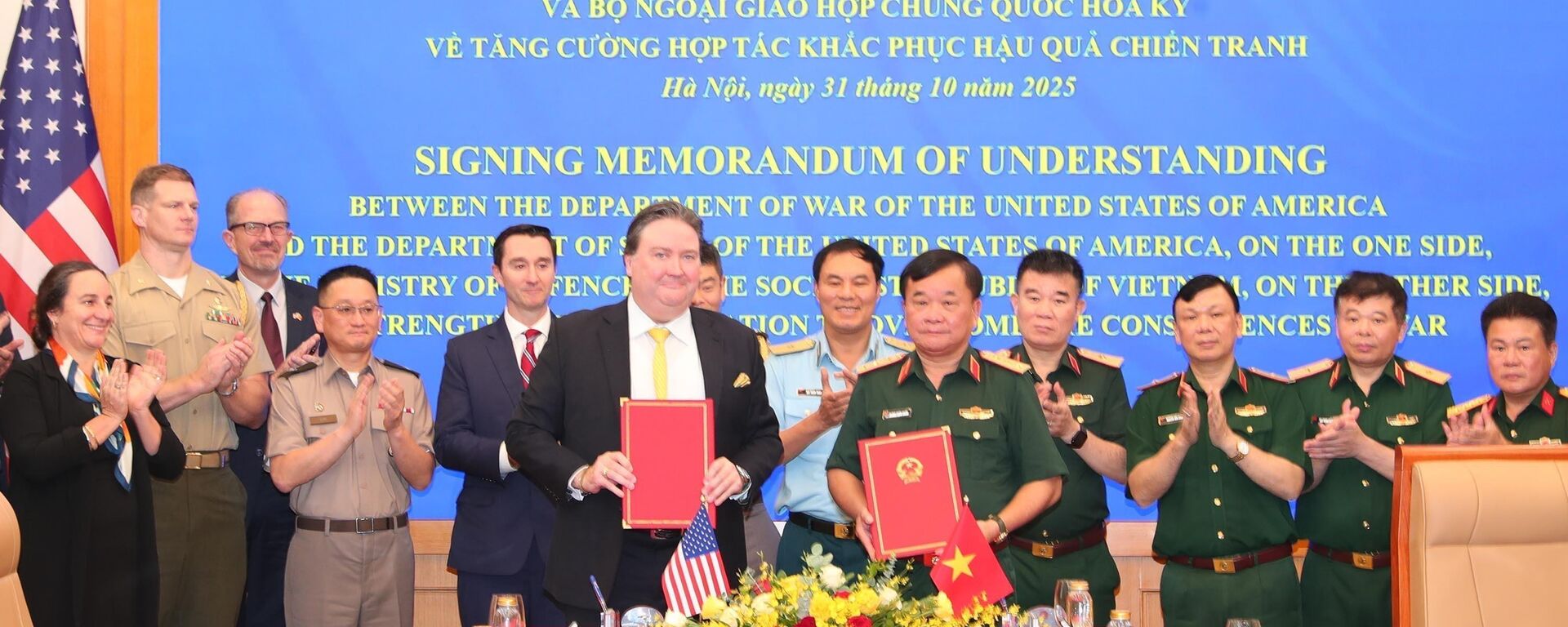 Thượng tướng Hoàng Xuân Chiến, Thứ trưởng Bộ Quốc phòng và Đại sứ Hoa Kỳ tại Việt Nam Marc Knapper ký kết Bản ghi nhớ - Sputnik Việt Nam, 1920, 31.10.2025