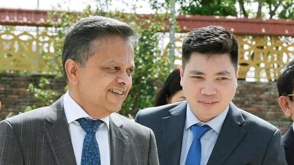 Ông Việt Anh (phải) và ông Ranjit Prithviraj Thambyrajah lúc chưa bị bắt. - Sputnik Việt Nam